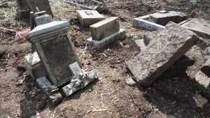 017 Zahájení čištění a dokumentace náhrobků na hřbitově ve Svatoboru    